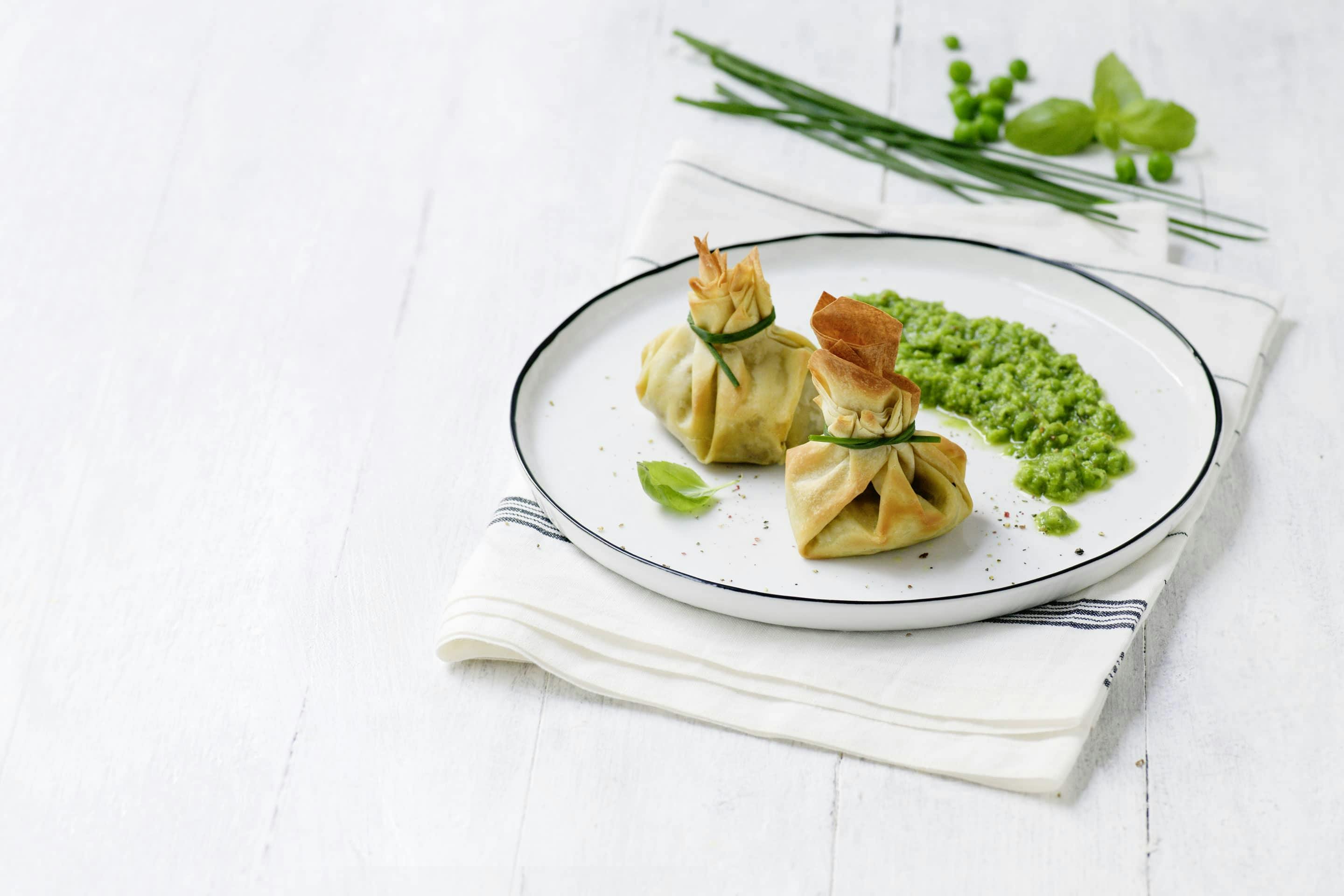 Krauttascherl im Strudelteig auf Erbsenpüree mit VEGGY Classic