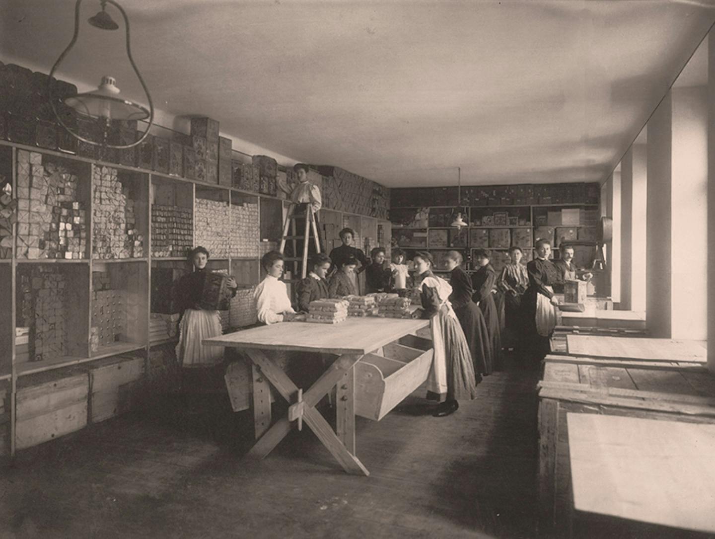Чорно-біла фотографія: робочі упаковують мелену паприку Kotányi, 1881 р.